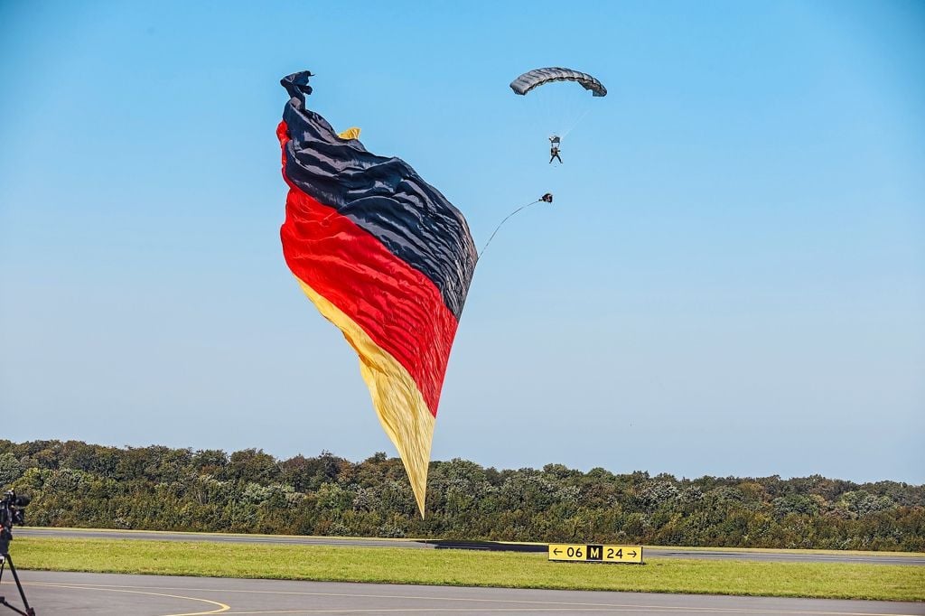Neuer Weltrekord in Paderborn: Fallschirmspringer hissen riesige