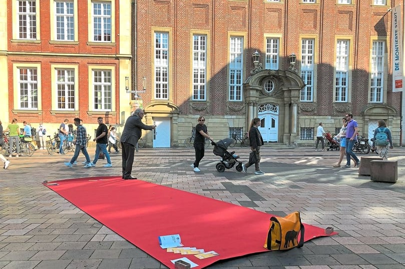 Pop-up-Kunst vor dem Picassomuseum.