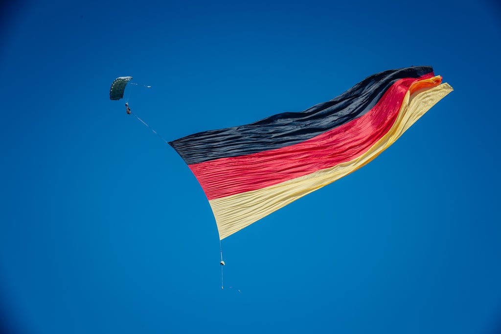 Große Deutschland-Flagge über dem Flughafen Paderborn-Lippstadt