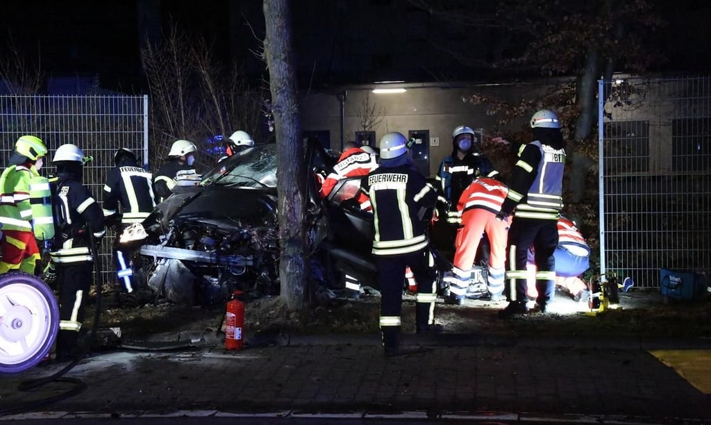 Zwei Menschen eingeklemmt bei Autounfall in Gütersloh