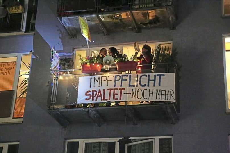 Zuspruch bekamen die Impfpflichtgegner an der Aegidiistraße von Anwohnern, die auf einem Balkon standen.