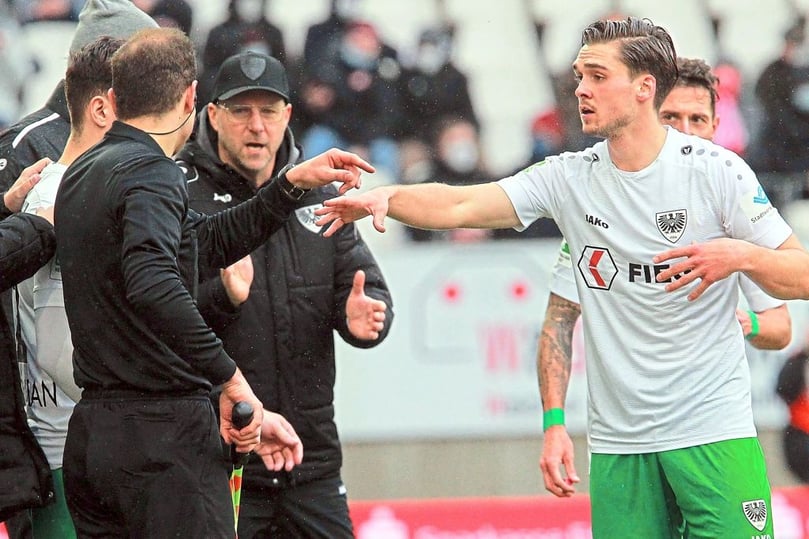 Kok und Hildmann an der Außenlinie.