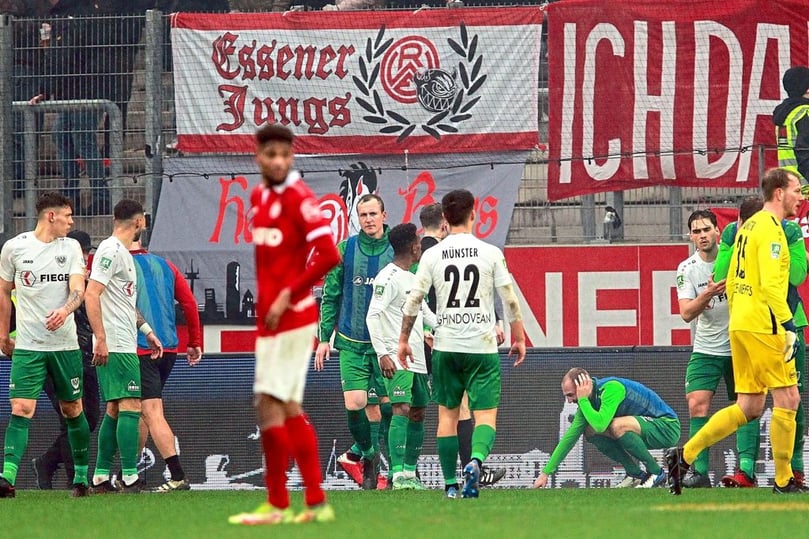 Nach dem Ausgleich der Preußen in der 73. Minute: Essener Fans werfen einen Böller auf die Einwechselspieler der Preußen. Unter anderem Thiel geht zu Boden.
