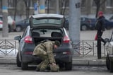Ukraine, Sievierodonetsk: Ein Angehöriger des ukrainischen Militärs nimmt in Sievierodonetsk in der Region Luhansk in der Ostukraine Gegenstände aus dem Kofferraum eines Autos.
