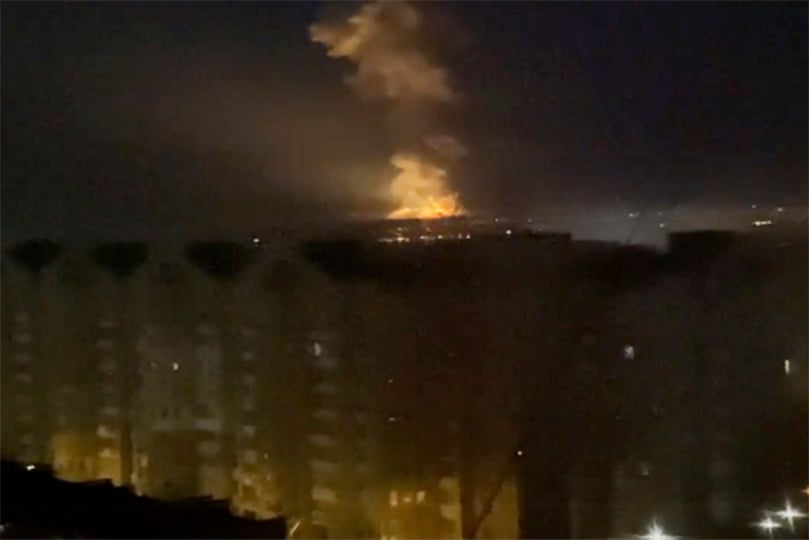 Rauch und Flammen in der Nähe des Flusses Dnjepr am 24. Februar 2022. Die russischen Truppen haben ihren erwarteten Angriff auf die Ukraine gestartet. Präsident Putin hat sich über internationale Verurteilungen und Sanktionen hinweggesetzt und andere Länder gewarnt, dass jeder Versuch einer Einmischung zu «Konsequenzen führen würde, die Sie noch nie gesehen haben.»