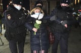 Russland, Moskau: Polizistinnen nehmen eine Frau während eines Protests gegen Russlands Angriff auf die Ukraine fest.