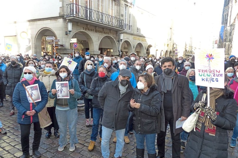 Mehrere Hundert Menschen protestierten am Samstag bei der Friedenskundgebung auf dem Prinzipalmarkt gegen den Krieg Russlands in der Ukraine. Dazu aufgerufen hatte die Friedenskooperative Münster.