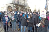 Mehrere Hundert Menschen protestierten am Samstag bei der Friedenskundgebung auf dem Prinzipalmarkt gegen den Krieg Russlands in der Ukraine. Dazu aufgerufen hatte die Friedenskooperative Münster.