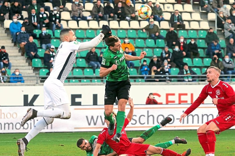 Preußen-Neuzugang Thomas Kok und Gäste-Keeper Robin Udegbe im Kampf um das runde Leder.