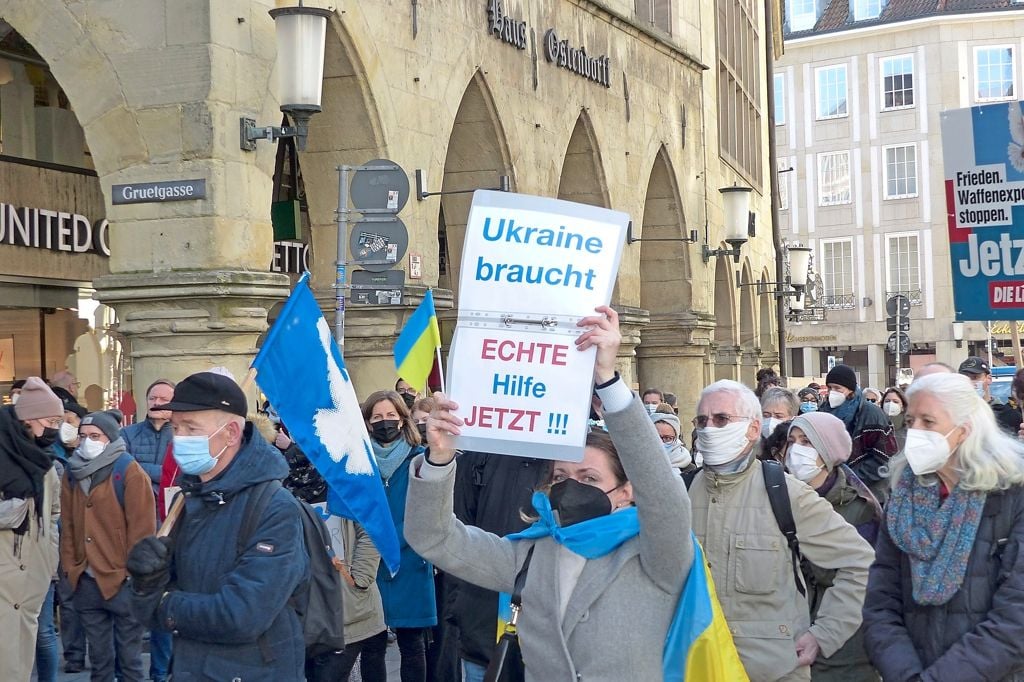 Nach Polizeiangaben folgten am Samstag 1500 Menschen dem Aufruf der Friedenskooperative Münster  zur Friedenskundgebung, um für ein Ende des Kriegs in der Ukraine zu demonstrieren.