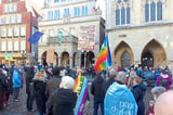 Mehrere Hundert Menschen protestierten am Samstag bei der Friedenskundgebung auf dem Prinzipalmarkt gegen den Krieg Russlands in der Ukraine. Dazu aufgerufen hatte die Friedenskooperative Münster.