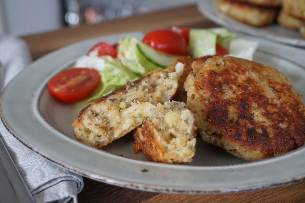 Rezept für Kaspressknödel aus Semmelwürfel und Bergkäse