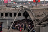 Ukrainer drängen sich unter einer zerstörten Brücke, als sie versuchen, über den Fluss Irpin in den Außenbezirken von Kiew, Ukraine, zu fliehen. Russische Truppen marschierten am 24. Februar in die Ukraine ein.