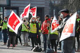 Rund 150 Streikende des kommunalen Sozial- und Erziehungsdienstes versammelten sich am Dienstag (8.3.22) am Stubengassenplatz