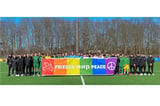 Solidarität auch auf dem Fußballplatz: Beim Spiel des SC Preußen Münster gegen Alemannia Aachen in der B-Junioren-Bundesliga (U17) zeigten Spieler und Verantwortliche ihren Wunsch nach Frieden.