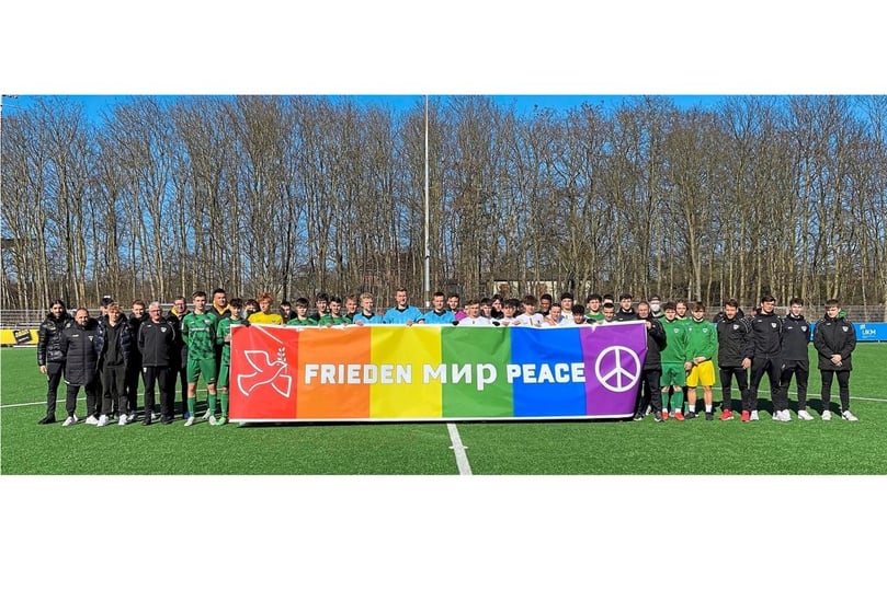 Solidarität auch auf dem Fußballplatz: Beim Spiel des SC Preußen Münster gegen Alemannia Aachen in der B-Junioren-Bundesliga (U17) zeigten Spieler und Verantwortliche ihren Wunsch nach Frieden.