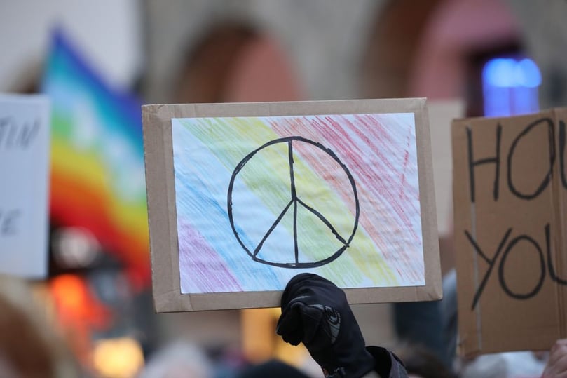 Ende Februar sind russische Truppen in die Ukraine einmarschiert. Auch in Münster solidarisieren sich seitdem viele Menschen mit der Ukraine. Zahlreiche Aktionen gegen Krieg und für Frieden hat es bereits gegeben.