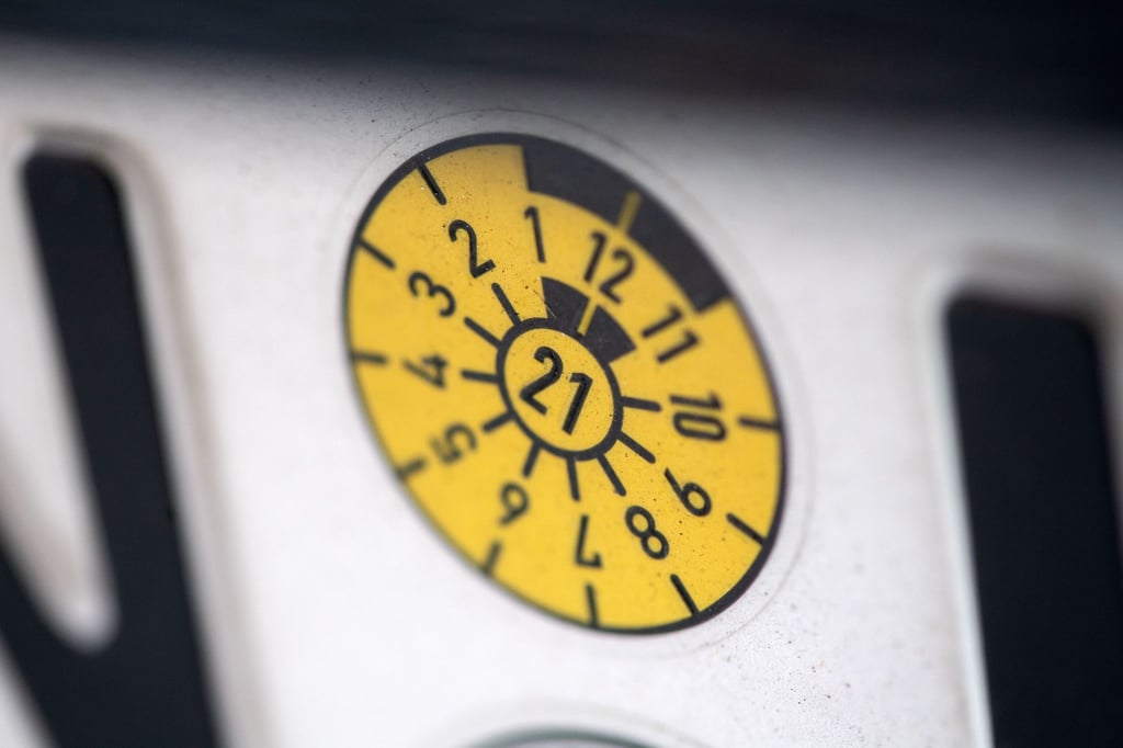 Gelbe Plakette am AutoKennzeichen? Rasch HU vereinbaren