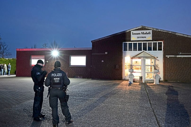 Die Polizei hat am frühen Donnerstagmorgen mehrere Razzien in Münster durchgeführt. Schwerpunkt der Aktionen war das Imam Mahdi Zentrum an der Hünenburg in Hiltrup, das seit mehr als 20 Jahren unter Beobachtung des nordrhein-westfälischen Verfassungsschutzes steht und dem schiitisch-extremistischen Spektrum zugeordnet wird. Um 6 Uhr startet die Polizei die Razzia.