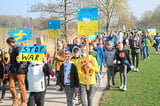 1500 Schüler der Friedensschule setzten mit einem Friedensmarsch um den Aasee ein Zeichen für den ersehnten Frieden in der Ukraine und machten Kindern Mut.