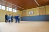 Der Boden der Sporthalle der Mammutschule wurde in diesen Tagen flächendeckend mit Filz und Grobspanplatten ausgelegt, um die Anforderungen eines zentralen Treffpunkts zu erfüllen. 