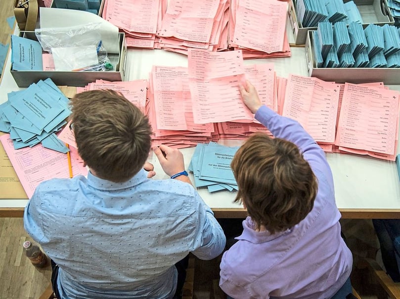 Gibt es genug Wahlhelfer? Es werden in manchen Kommunen noch dringend Helfer gesucht. So sind zum Beispiel in Köln noch rund 1500 Positionen unbesetzt, hieß es von der Stadt auf Anfrage. Die laufend eingehenden Neuanmeldungen seien zahlenmäßig so gering, dass damit die am Wahltag benötigte Anzahl an Unterstützern möglicherweise nicht vollständig mit freiwilligen Kräften gedeckt werden könne. Auch in anderen Kommunen werden nach Angaben der Landeswahlleitung noch Wahlhelfer gesucht. Er appelliere daher an die Wahlberechtigten, sich hierfür zur Verfügung zu stellen und mit dem Wahlamt am Wohnort Kontakt aufzunehmen, so Landeswahlleiter Schellen. Bei der vergangenen Landtagswahl habe es etwa 110 000 Wahlhelfer gegeben.