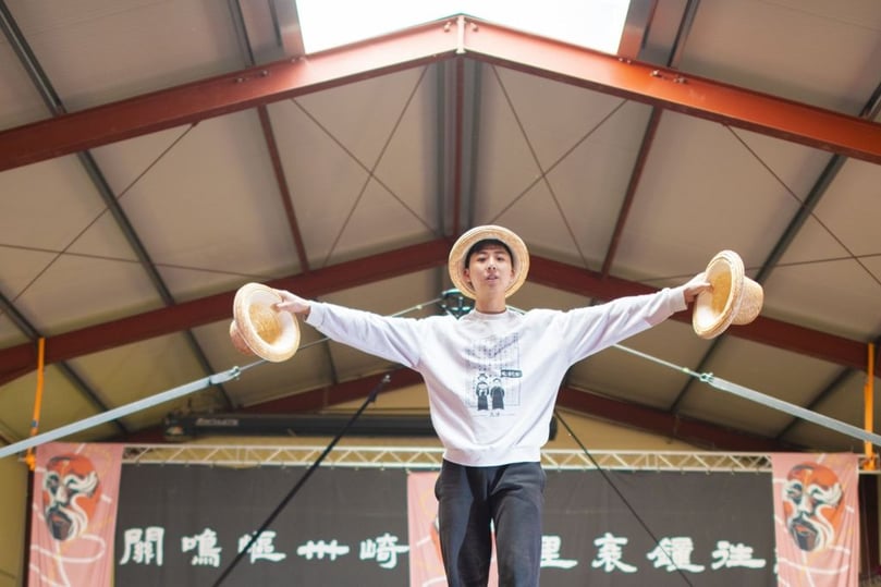 Die Hut-Nummer: Für „China-Girl“ hat der Circus sein Konzept verändert und bietet Spitzenakrobatik in Verbindung mit einer rührenden Geschichte.
