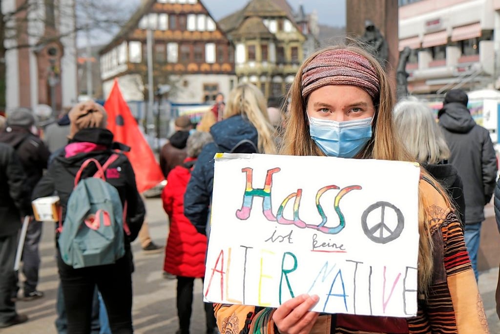 Zusammenhalten für den Frieden 150 Teilnehmer demonstrieren in Höxter
