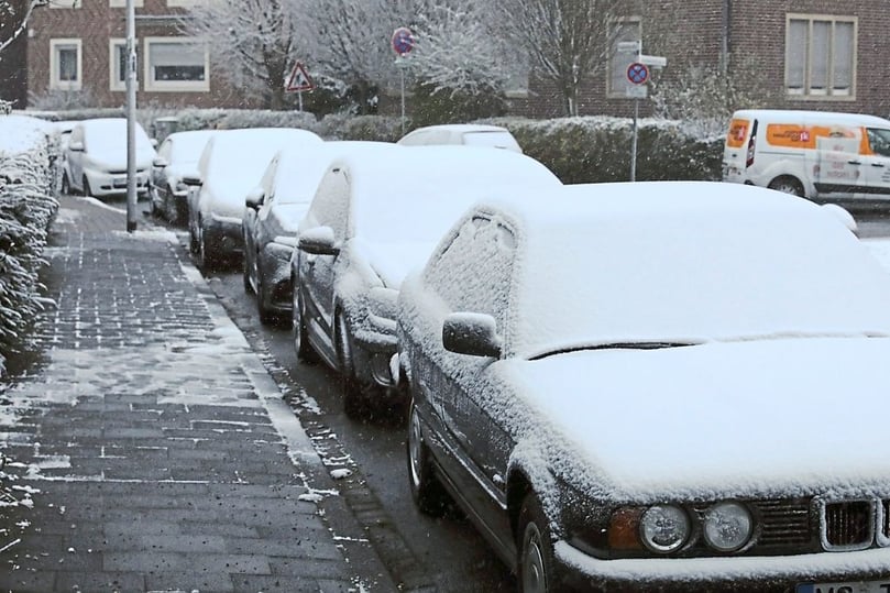 verschneite PKW am Straßenrand r