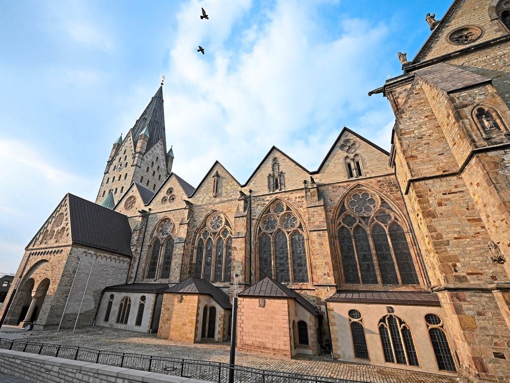 Verschwörungsmythen Erzbistum Paderborn prüft Schritte gegen Priester