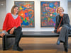 Museumsdirektorin Christiane Heuwinkel (rechts) und Beiratsvorsitzende Ilka Goldbeck postieren vor den leuchtenden Bildern von Hedwig Thun.