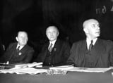 Konrad Adenauer (Mitte) war der erste Bundeskanzler der Bundesrepublik Deutschland (1949-1963) und vier Jahre lang gleichzeitig Außenminister (1951-1955).