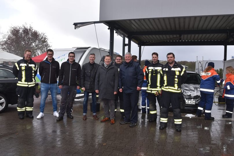 Die Jugendfeuerwehren Nottuln und Billerbeck haben wieder eine gemeinsame Carwash-Aktion auf die Beine gestellt. Bei der ersten Auflage im Sommer war der Erlös den Flutopfern zu Gute gekommen. Dieses Mal wurde die Lichtblicke "Gemeinsam für den Frieden für Menschen in und aus der Ukraine" unterstützt.