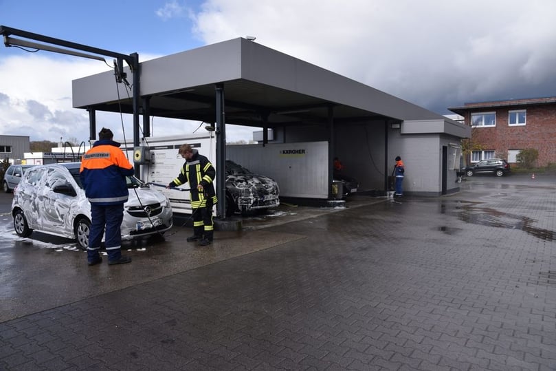 Die Jugendfeuerwehren Nottuln und Billerbeck haben wieder eine gemeinsame Carwash-Aktion auf die Beine gestellt. Bei der ersten Auflage im Sommer war der Erlös den Flutopfern zu Gute gekommen. Dieses Mal wurde die Lichtblicke "Gemeinsam für den Frieden für Menschen in und aus der Ukraine" unterstützt.