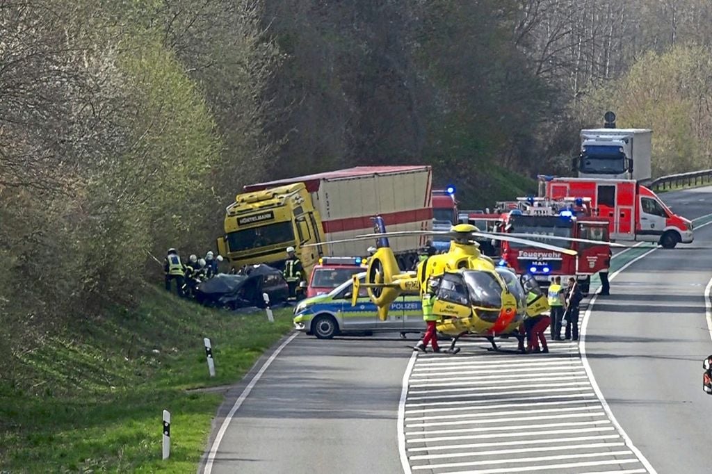 B54/Steinfurt: Lkw Kollidiert Mit Pkw - Zwei Tote