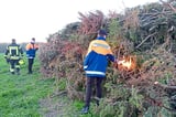 Mitglieder der Jugendfeuerwehr steckten in Altenberge das Osterfeuer an.