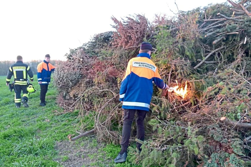 Mitglieder der Jugendfeuerwehr steckten in Altenberge das Osterfeuer an.