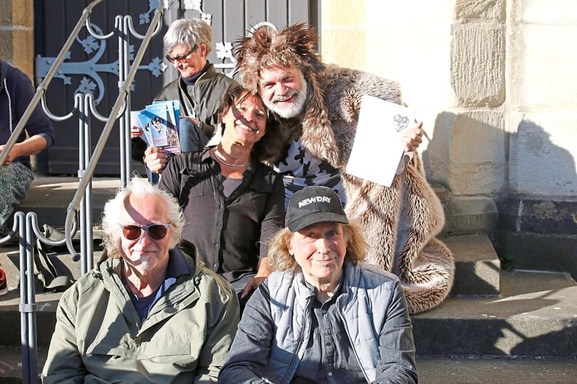 Panik-Rocker Steffi Stephan (unten r.) unterstützte die Aktion mit der Komposition eines Liedes und ließ sich die Auftaktveranstaltung nicht entgehen.
