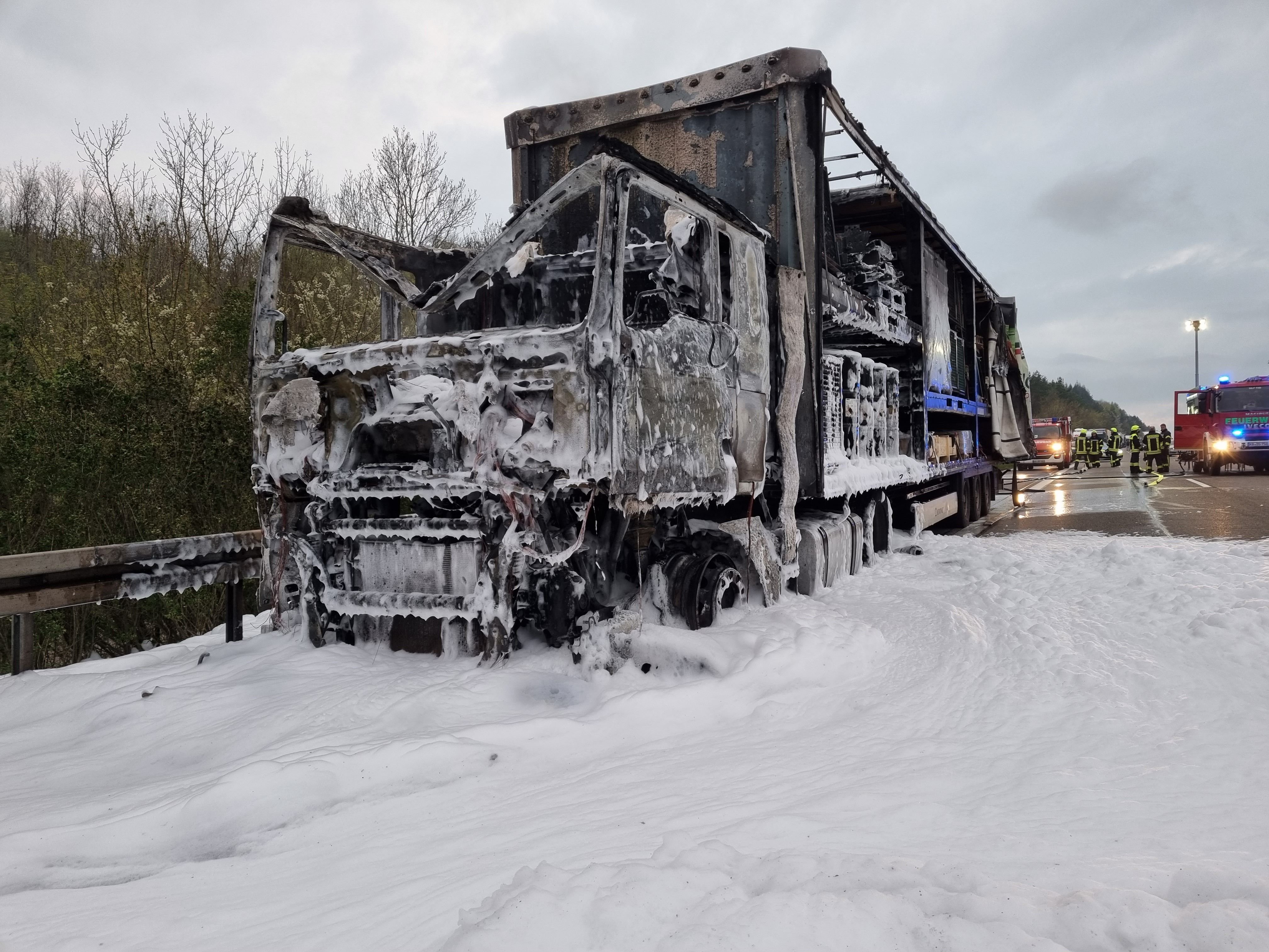 LKW Brennt Auf Der A44 Bei Warburg Aus