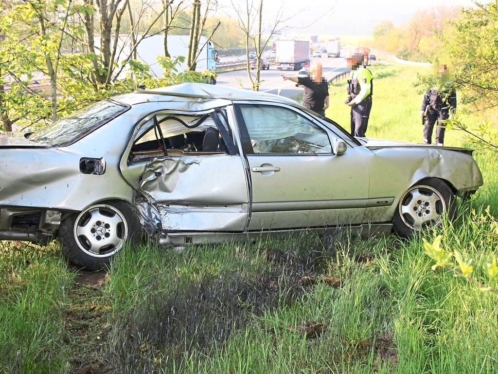 Mercedes Schleudert Böschung Hinauf