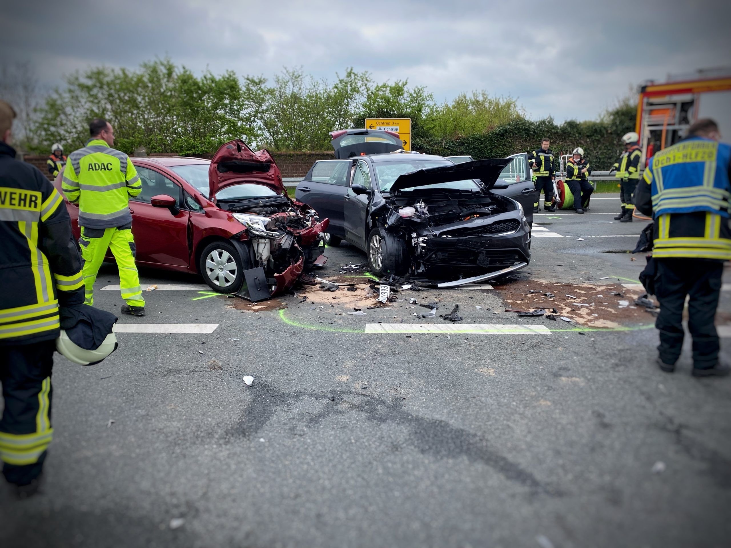 Ochtrup: Schwerer Unfall Nahe Der B54 – Autos Stoßen Frontal Zusammen