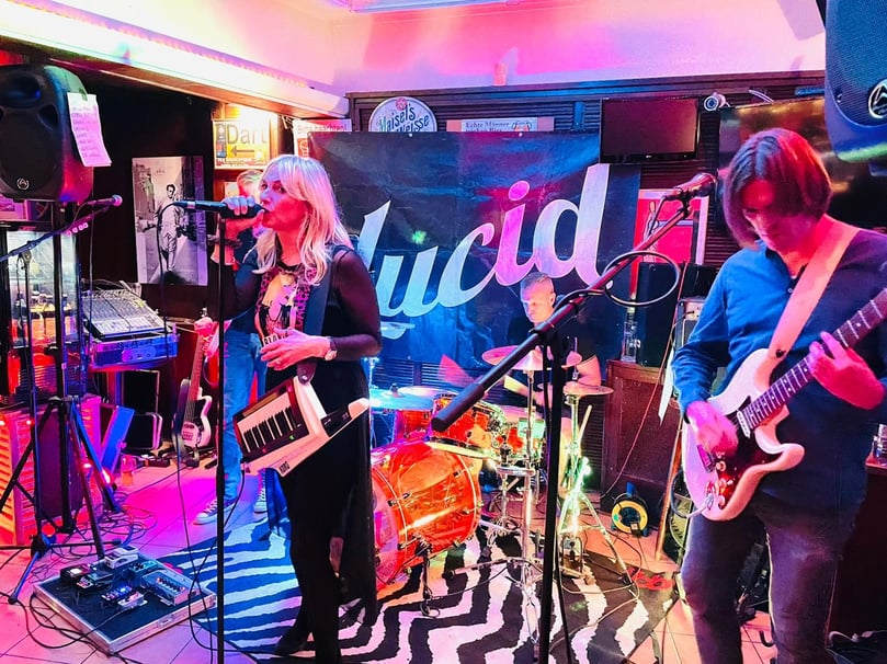 Seit über zwei Jahren herrschte Ruhe in den Kneipen und Bars im Kuhviertel Münsters. Bis Freitag. Zehn Kneipen brachten mit Live-Musik die Altstadt bis in Nacht hinein endlich mal wieder ordentlich in Stimmung. Viele Bars platzten förmlich aus allen Nähten.