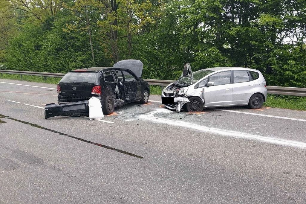 Vier Schwerverletzte Bei Unfall Auf B 481