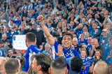Zum Leidwesen der Sicherheitskräfte stürmten hunderte Fans den Rasen, um gemeinsam mit ihren Aufstiegshelden zu feiern.