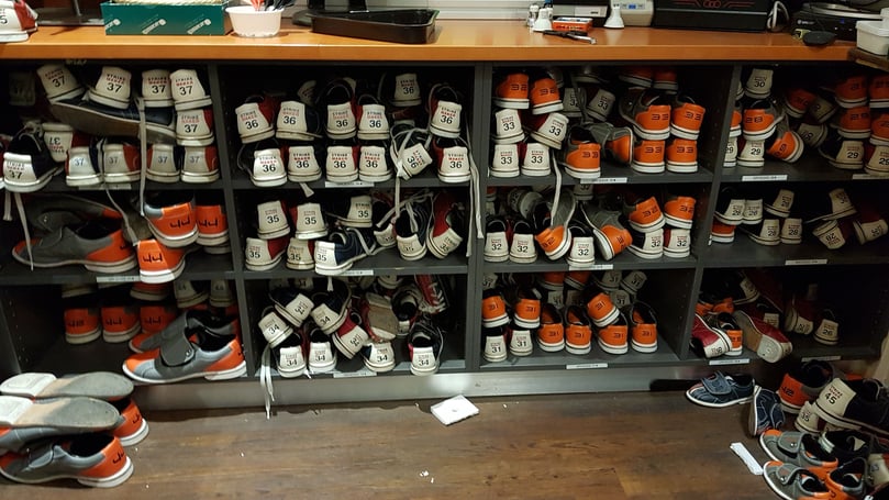 ... und von denen sind hunderte hinter dem Counter eingelagert, von Größe 23 bis 48.