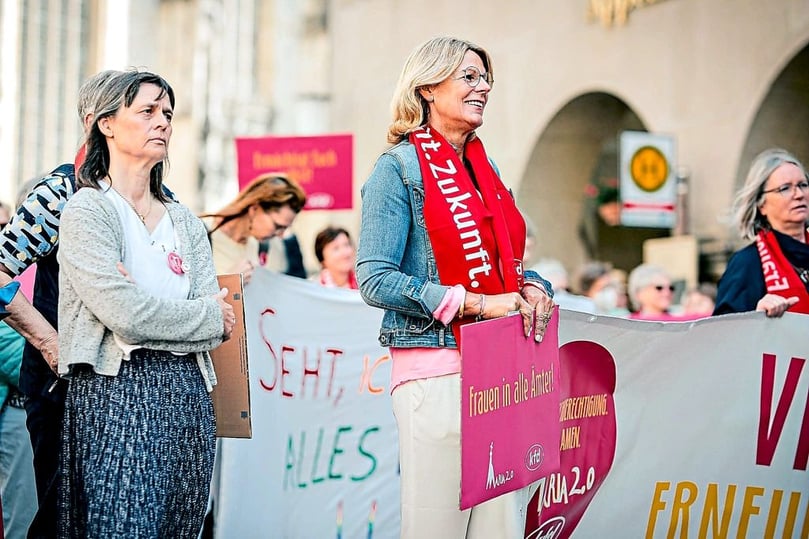 Die Initiative Maria 2.0 und die kfd Münster haben am Samstag auf dem Prinzipalmarkt gemeinsam für mehr Gleichberechtigung in der katholischen Kirche demonstriert.
