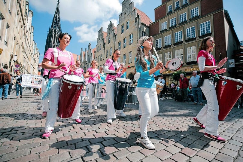 Die Initiative Maria 2.0 und die kfd Münster haben am Samstag auf dem Prinzipalmarkt gemeinsam für mehr Gleichberechtigung in der katholischen Kirche demonstriert.