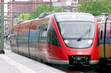 Ob Fahrten knapp hinter die Grenze, zum Beispiel nach Enschede, Winterswijk oder Venlo, mit dem 9-Euro-Ticket möglich sein werden, ist laut einer Sprecherin des hiesigen Verkehrsverbunds Westfalentarif noch unklar. Bislang gilt, dass das Ticket bundesweit Gültigkeit hat. Die Sprecherin geht davon aus, dass diese Details erst nach der Zustimmung des Bundesrats am 20. Mai zum Entlastungspaket, zu dem das Ticket gehört, geklärt werden.