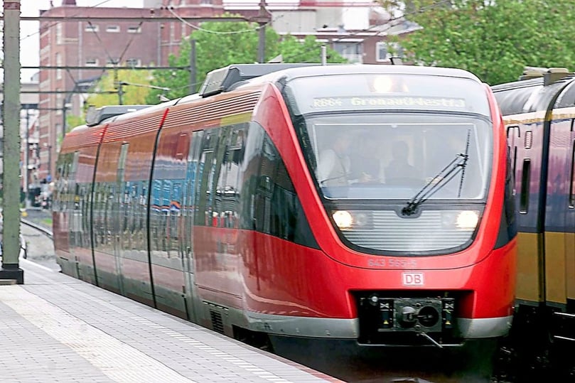 Ob Fahrten knapp hinter die Grenze, zum Beispiel nach Enschede, Winterswijk oder Venlo, mit dem 9-Euro-Ticket möglich sein werden, ist laut einer Sprecherin des hiesigen Verkehrsverbunds Westfalentarif noch unklar. Bislang gilt, dass das Ticket bundesweit Gültigkeit hat. Die Sprecherin geht davon aus, dass diese Details erst nach der Zustimmung des Bundesrats am 20. Mai zum Entlastungspaket, zu dem das Ticket gehört, geklärt werden.