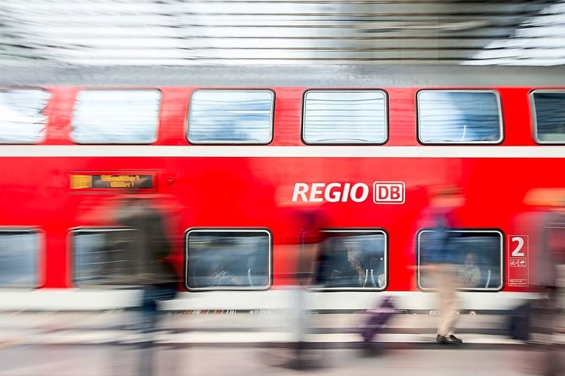 Für 9 Euro im Monat durch die ganze Republik fahren – und das den ganzen Sommer lang. Das 9-Euro-Ticket ist eine einmalige Sondermaßnahme im Rahmen des Entlastungspakets, mit dem die Bundesregierung auf die gestiegenen Kraftstoff- und Energiepreise reagiert.